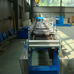 Máquina perfiladeira de rolo com perfil Omega