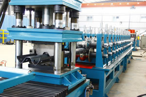 Máquina Formadora de Rolos de Guardrail