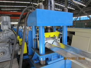 Máquina formadora de barreira de estrada